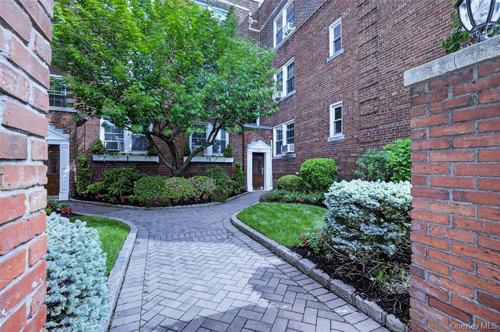 17 Gaynor Ave #1D Manhasset, NY 11030 inception-app-prod/NzEzZTkyYzUtOTI0NC00MjFhLWEyNTEtZTBhNWQwMDdkOGM2/content/2026/08/8f6dc97297ba1359d75a312a4ca589899a8a3967.jpg