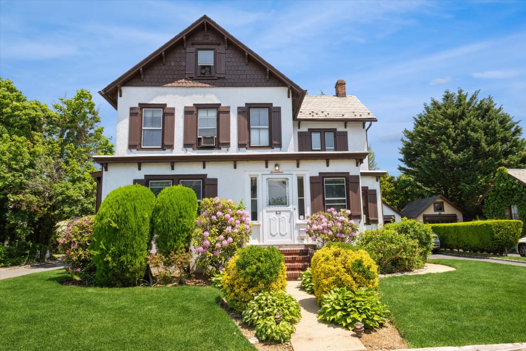 17 Crampton Avenue Great Neck, NY 11023 inception-app-prod/NzEzZTkyYzUtOTI0NC00MjFhLWEyNTEtZTBhNWQwMDdkOGM2/content/2026/09/847b88f2e9acb02409de2573845c87cefcc9fee1.jpg