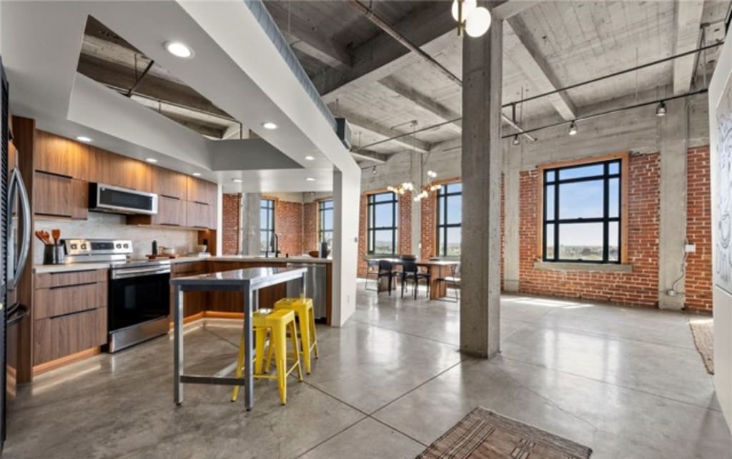 Long Beach Lofts for Sale | 100 W 5th St #8D inception-app-prod/ODVhOGFkNWQtYzZlOC00ZDA2LWIyMTAtZmIxNjU2YWYyYmM5/content/2025/08/3d7b8ee8c8069ac8877387d8c634c00a20109abc.jpg