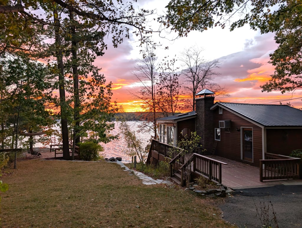 Living in NH Lakes Region in Autumn inception-app-prod/ODZiMmU1ZmEtZjkzNC00YTZlLWI1ZWQtNWFlZmM5YmY1YTA4/content/2025/10/80f52633a171105adbb972a4449bfb0e3c61c217.jpg