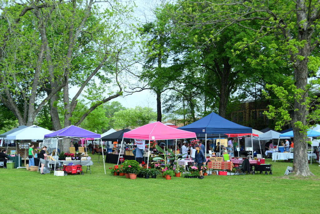 A Guide to Local Farmers Markets Across Massachusetts inception-app-prod/ODZiODc2OWQtZDJlOC00OTM1LWEzOWQtNjIzZTM4YTRkMzdl/content/2026/06/97f46ce6873b2dddf0c645bd0cf4ddcde8dbf7a1.jpg