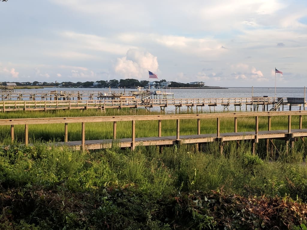 inception-app-prod/OGUwMjJmNzItMjI1MC00MGM3LWEwNjYtYmI1YmYwZTM2NjAy/content/2018/12/old village landing  mt pleasant sc-2.jpg
