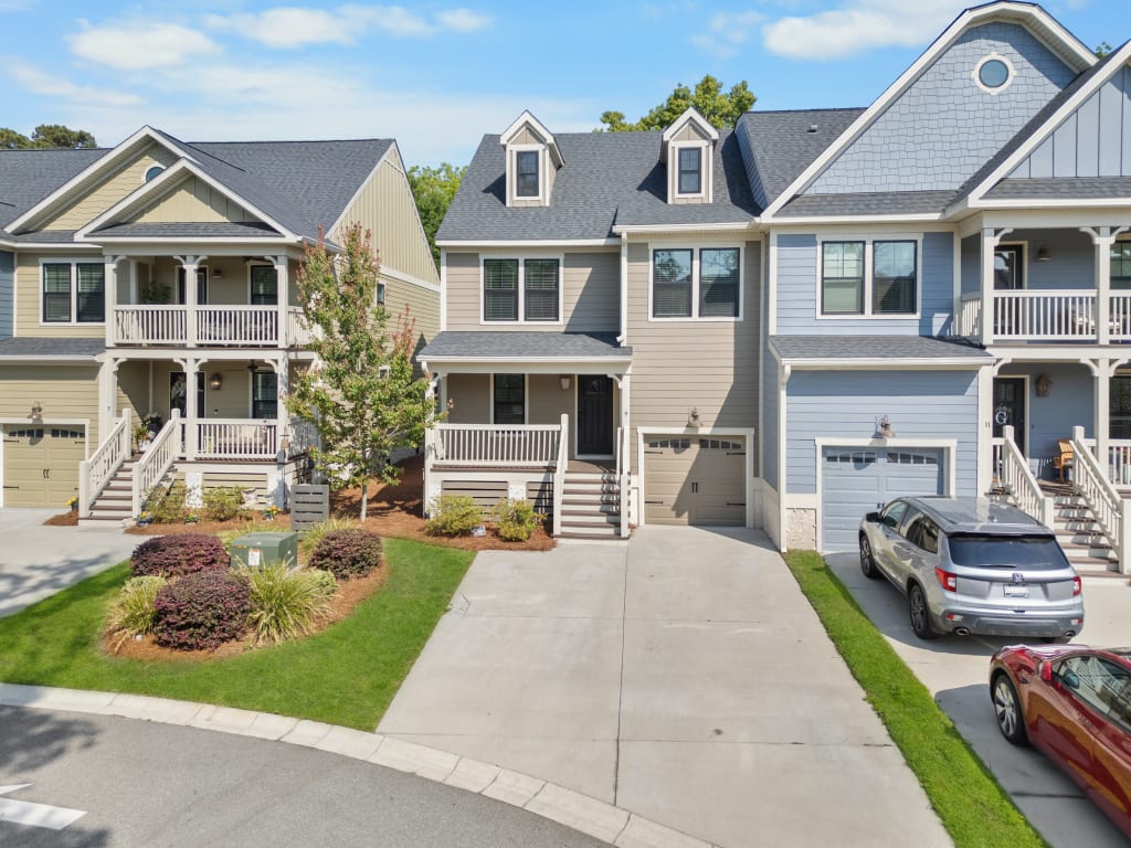 Just Listed! 9 Old Stoney Lane: A Modern 2023 Townhome in the Heart of Hilton Head Island inception-app-prod/OTUyMjg2NTYtMGNmZC00NmE2LWIxYzAtMzBkMDk3ZjRjZmVi/content/2026/04/40f3e386a646e5b52f4669ccc6c2aef792de9485.jpg