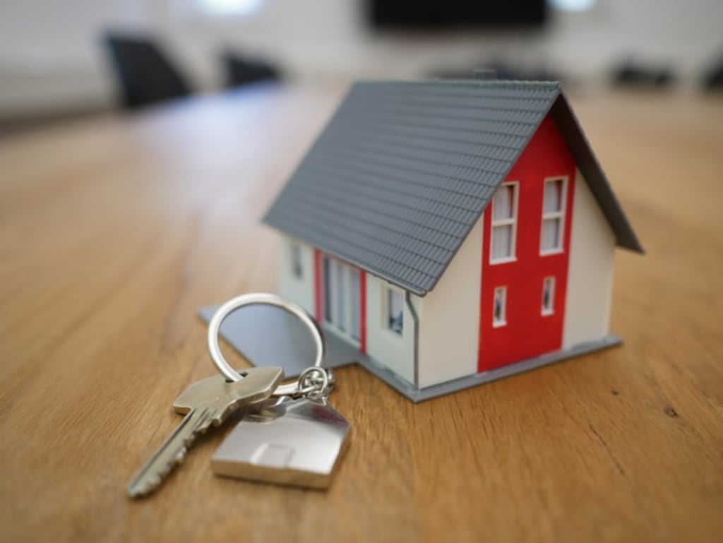 Is Hiring a Lawyer When Buying a Property a Good Idea? inception-app-prod/OTg3NWIzOGQtOGU3YS00OTY2LTlkNzktZDZmMTNmN2NlMGNl/content/2020/04/house-with-keychain-2.jpg