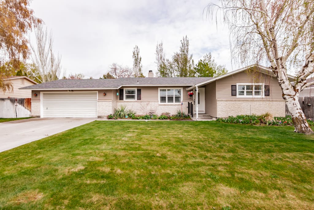 How to Host a Successful Open House in East Idaho inception-app-prod/Y2IxOWUxYzYtMjlmOS00Njc3LTk2NzktMGJiNmU1ZjhlMzVj/content/2025/08/298c51b5820d308eb5a3b5cc3e6784fd642a9234.jpg