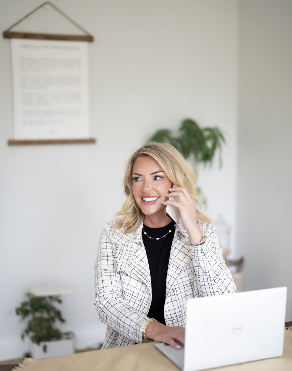 What Does a Real Estate Agent Really Do? inception-app-prod/YTE4OTgxYTAtNzI4MC00OTFjLWE0MGMtM2E2ZGIwMzMxOWQw/content/2024/12/f472b2d32c15139296bdefb51187033baf441473.jpg