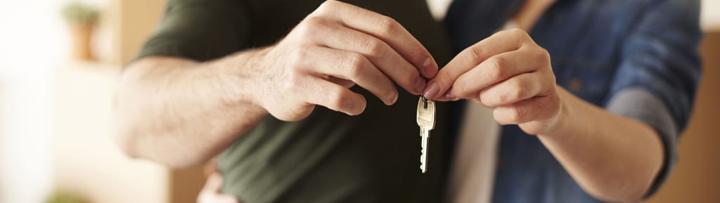 inception-app-prod/YTczM2U0M2MtZWMyYS00OThiLTk3MzQtYmRhM2ZkYmVlODcx/content/2021/01/young-couple-holding-new-house-key-557025979-2.jpg