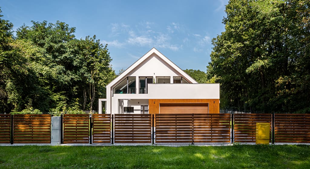 Horizontal Fencing Pros and Cons inception-app-prod/YWNhOGE5N2MtMDJiYy00NWI5LWJmZmYtMTAzNTczM2E0MWFj/content/2020/05/fencing.jpg