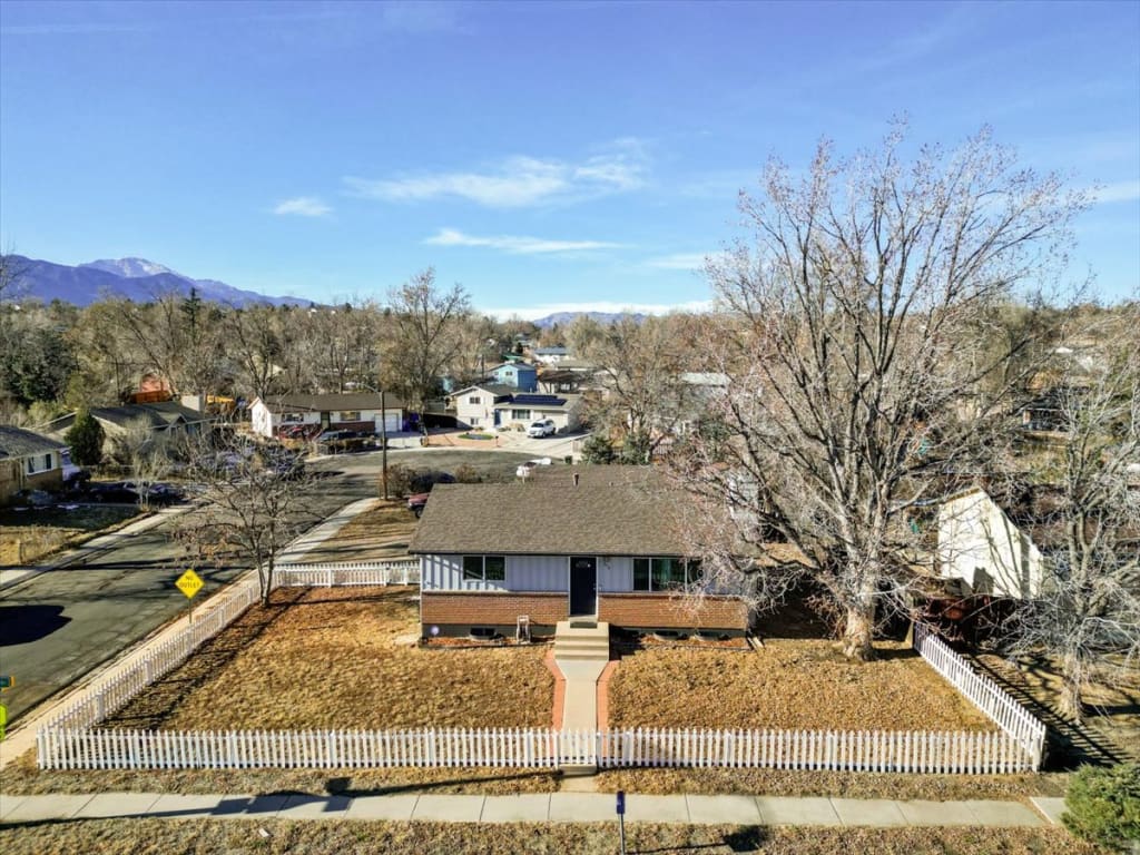 4 Bedroom Home on .21 Acres inception-app-prod/YWViMmI1YjctOTA1MC00ODhlLTlkZTQtOWMwOTlhM2I3NWMx/content/2024/02/5959d2f130a1142acc3ceb23b8df575f4e9782fa.jpg