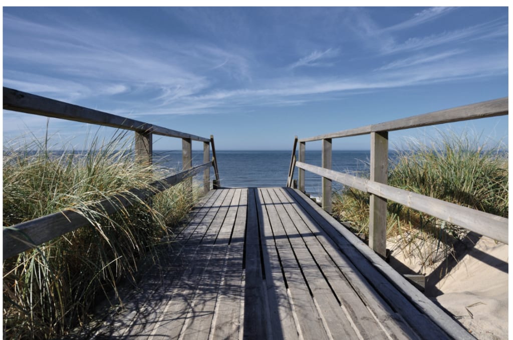 Keeping Your Home Safe while You're on Vacation inception-app-prod/YjgzOWUzMWItOWZjNS00NmIxLTljNmYtNmJjMjNlMDY2MTQ2/content/2019/07/Beach scene.png