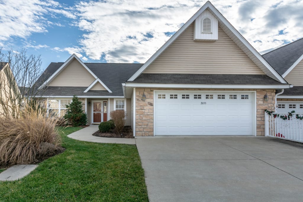 Condos For Sale in Bloomington inception-app-prod/Yjk5ZmU4MzItNWFlOS00NTk2LTk1OTgtNjg1NTA3Mjk2NTMw/content/2021/02/MjA1NXdhcmJvcnJpZGdld2F5LXByaW50LTAwMS00NC1mcm9u.jpg