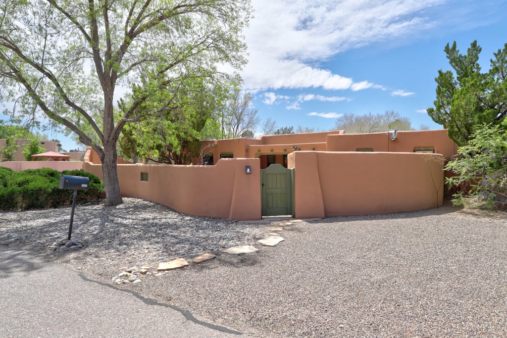 1722 Dietz Loop NW, Los Ranchos, NM 87107 inception-app-prod/YmVkOTYwMzgtN2FiZS00Y2FjLWJiMWEtMzkxMzhjNGY2YjEy/content/2024/06/ce7e1bc7bcd3fb9c2f764fddf746b88fd57be9de.jpg