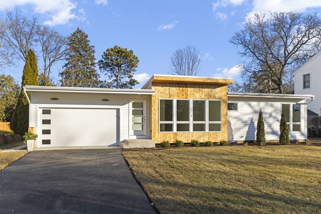 263 Woodstock Ave | Glen Ellyn inception-app-prod/YzA1OTNiNmEtYzEwYy00OTFiLWJmMTMtMGZkMDVkZTRhNWZl/content/2024/02/bbe754eaa39a8606fc940569fe2bf13e91d79bd0.jpg
