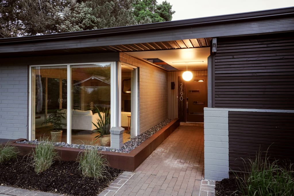 Your Mid-Century Modern Escape in Holladay | $1,349,000 inception-app-prod/YzNkYmNhNzMtYTJhOS00ZmE3LTgxYTgtODI3MjRlNDU2NzRi/content/2023/06/055d5fdbd689afd6c2185b2dfb51fa7e25cb2424.jpg