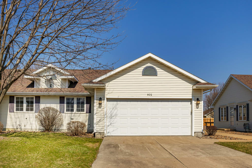 SALE PENDING in Ankeny, IA! Welcome Home to This Bi-attached Ranch Home! Spacious Layout with 3 Bedrooms, 3 Bathrooms! inception-app-prod/ZGM3MjVjZTgtM2M4OC00YzRiLWE2MTgtYTk0MDhmMTdjMzli/content/2025/04/91630f594f30bef1f2f7f24382ae5a100bfe44fe.jpg