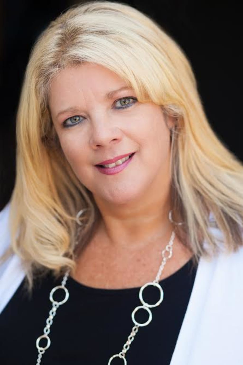 Meet the Team! inception-app-prod/ZGU4NzRiMTUtMTFjOC00MjBjLTg4ZDEtNjllMTllZTZmZmE2/content/2018/08/Becky Headshot 2016 (1)-2.jpg