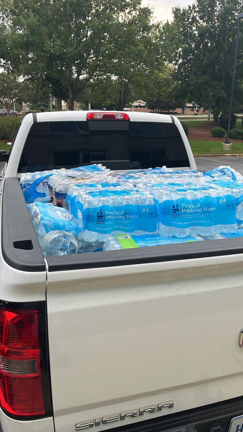 Hurricane Relief Help is NEEDED! inception-app-prod/ZGU4NzRiMTUtMTFjOC00MjBjLTg4ZDEtNjllMTllZTZmZmE2/content/2024/10/bec39eea93dfc63639e148cba1ba1ff2fad8daf6.jpg