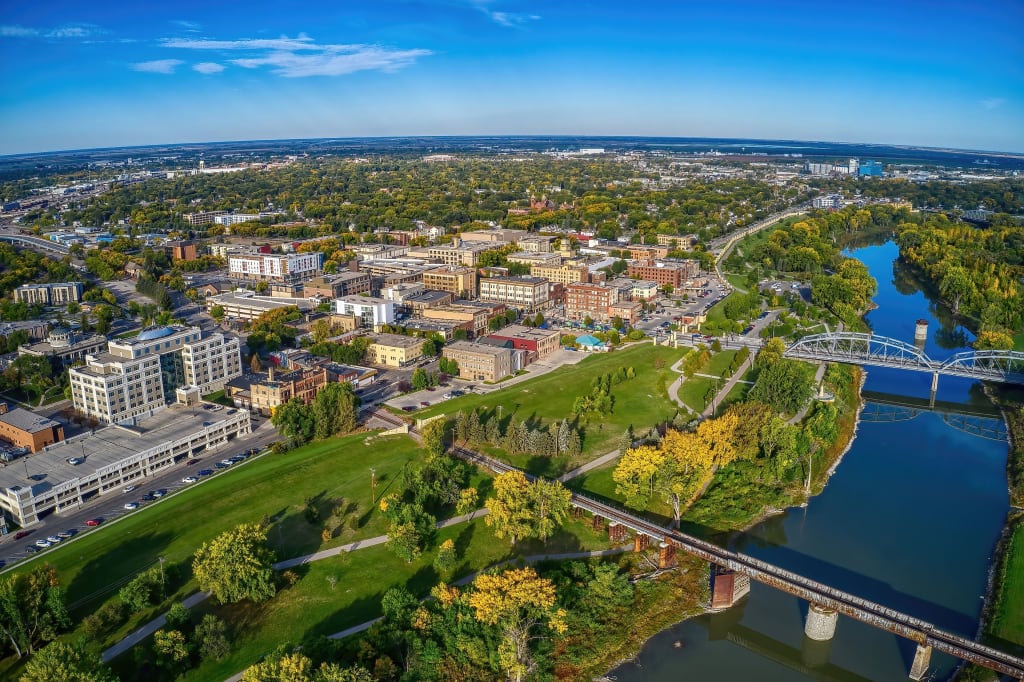 East Grand Forks vs. Grand Forks: Which Side of the River Is Right for You? inception-app-prod/ZTVlYWEyODEtYzI4OS00NjczLTg0YTAtOWRiYTdhOTA3MDkw/content/2026/03/919c7e648ab03a4cc3481dc37d902a668d819780.jpg