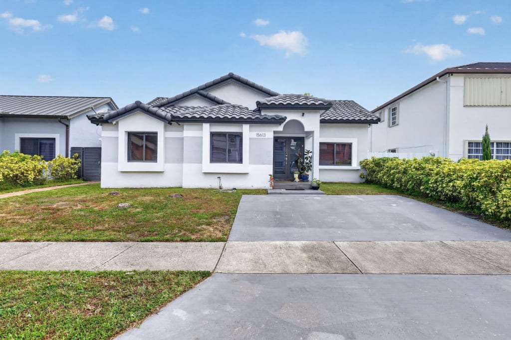 15613 SW 63rd TER, Miami, FL 33193 inception-app-prod/ZWY1YTE5M2QtOTVlYS00ZmE5LWI1ZDMtMzY4MTJhM2I4MjJh/content/2026/09/3cb809cbbe837f8e771e92762cf3114c6b8fc6f1.jpeg