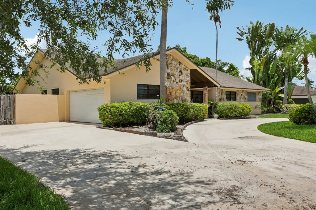 10501 SW 140th ST , Miami, FL 33176 inception-app-prod/ZWY1YTE5M2QtOTVlYS00ZmE5LWI1ZDMtMzY4MTJhM2I4MjJh/content/2026/09/be96f9cc39c527cdf45034fe9859d1a26a77ba0e.jpeg