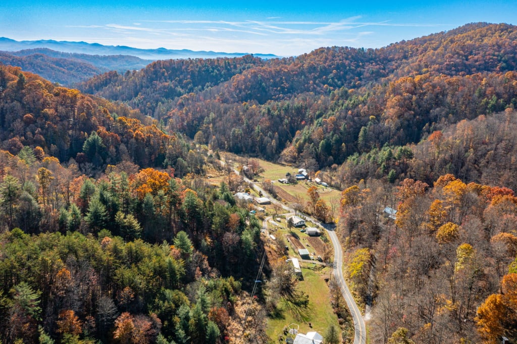 Smart Investments: Why Asheville Real Estate Still Shines in 2025 inception-app-prod/ZjczNTUxMGUtNWMzOC00N2E0LWJkOTUtMTIyMDZhZTViY2E0/content/2025/11/d1ccd9b598cb359d5cbe1fd055f1b849895b2354.jpg