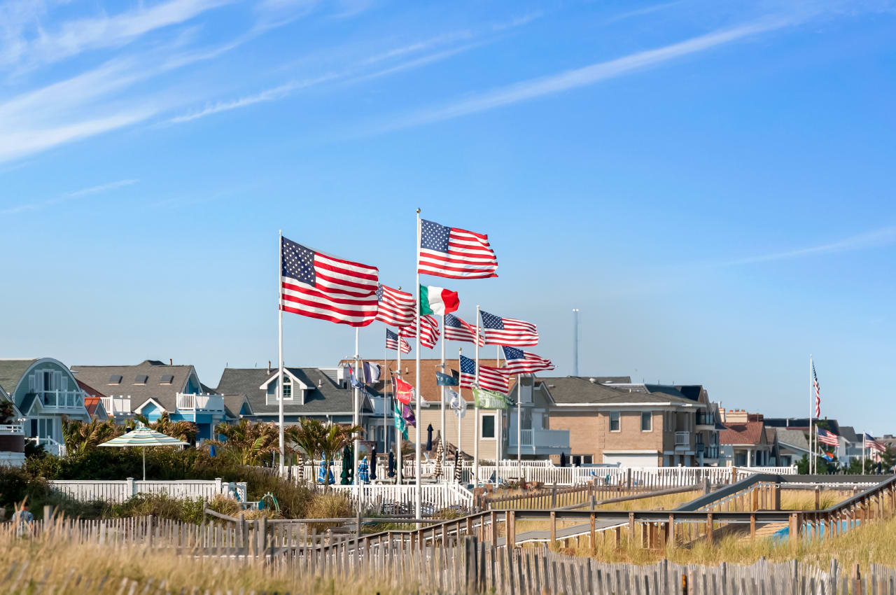 Bay Head inception-app-prod/M2JlZTdmMWQtM2QyZi00Y2ZhLWFiODAtMDMzNTFkN2U4ZTdl/content/2020/12/bhbayheadbeachwithflagsdsc7716.jpg