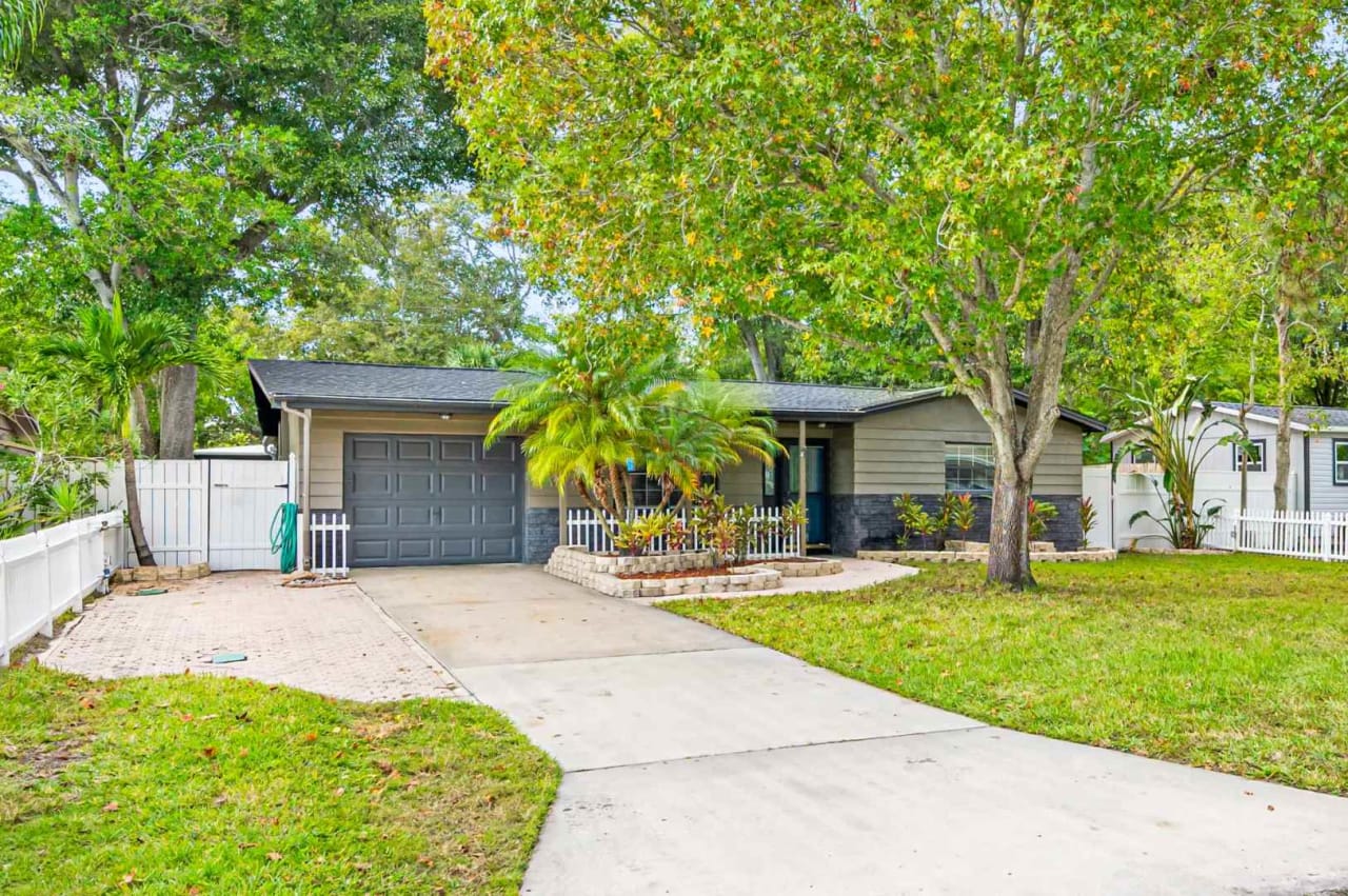 Pinellas Neighborhoods & Area Guides (2025) inception-app-prod/MmNhM2RmODYtZGUwMC00NDcwLTg4MjgtMTkwMjI1MThmMjZl/content/2025/11/4863a98f25474537c57dd39bfb8b54822d0ac4a8.jpg