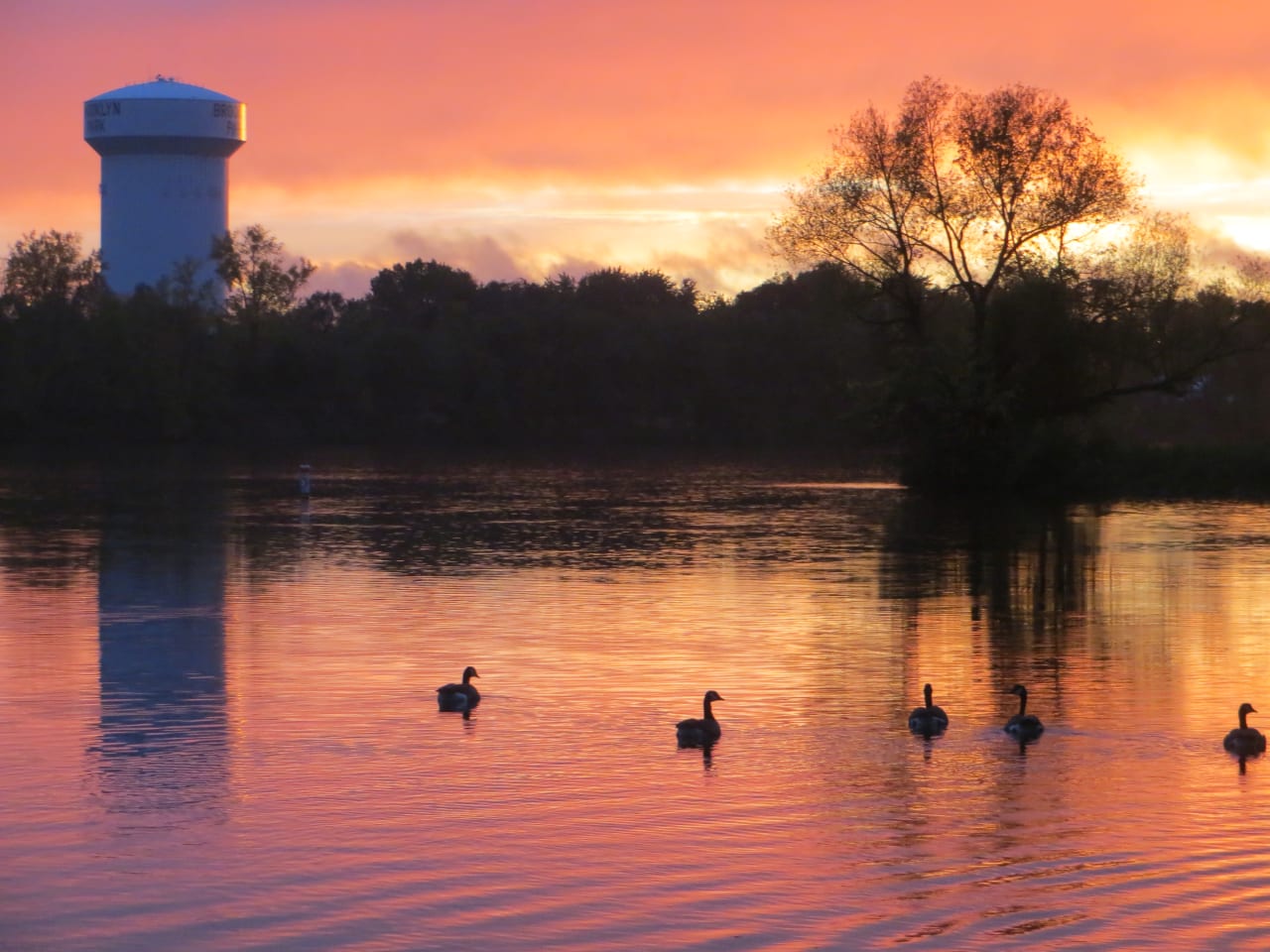 inception-app-prod/NDRkOWQ0NmUtZTM1Yi00MzU1LTllMjctYzEzNzg4NDFiZGVi/content/2016/01/Brooklyn Park water tower at sunset on the Mississippi river-2.JPG