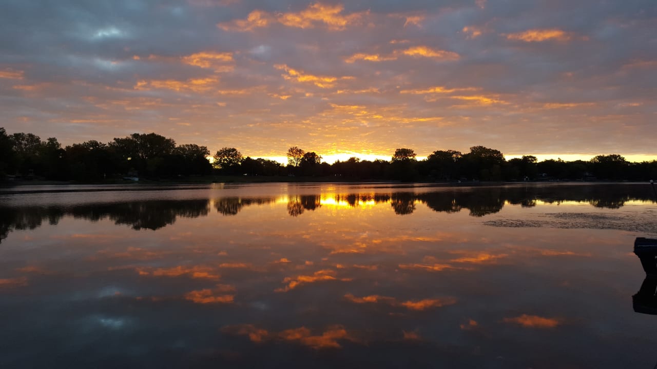 Andover Homes For Sale inception-app-prod/NDRkOWQ0NmUtZTM1Yi00MzU1LTllMjctYzEzNzg4NDFiZGVi/content/2017/02/mirrored sunrise on Andover lake-2.jpg