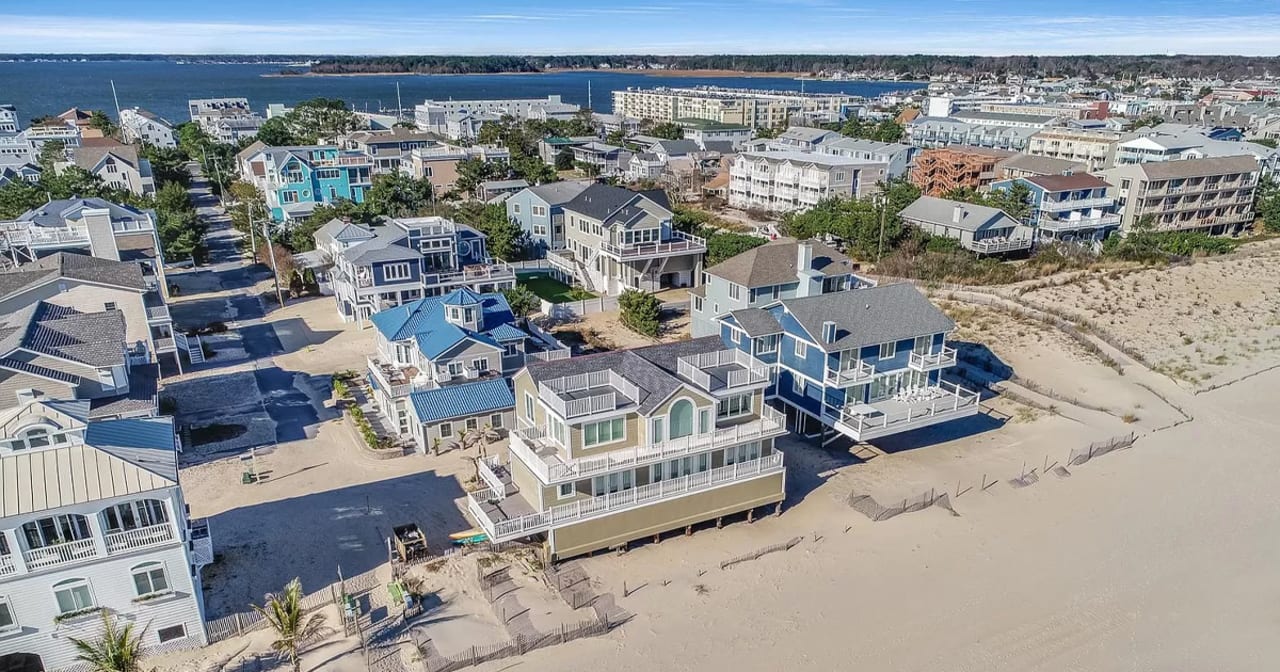 DE Waterfront Homes & Condos inception-app-prod/NTBmZTc1MmItNWRkZi00MWQzLThkMWMtMWYwNzc2YjIzODhi/content/2021/06/CoastalDEWaterfrontBeachHomesCondosFeature1200x6302.jpg