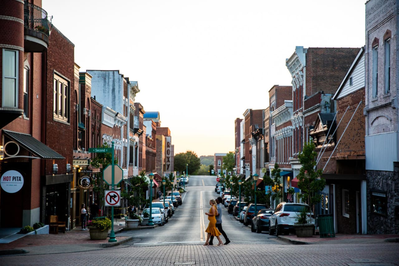 DOWNTOWN CLARKSVILLE inception-app-prod/NTc1NDVjYWQtODczOS00MWViLTkxODMtNDlkM2MzYTk2NzMy/content/2023/03/9950c53a6ddf10364e76a7be0e73b4b4e91b45d1.jpg