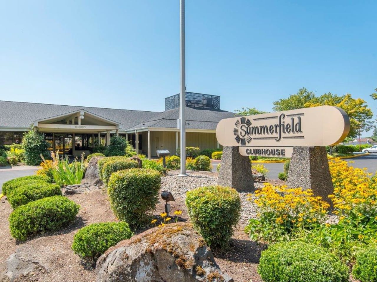 inception-app-prod/NWE4ZWUyZTgtNWNmZC00NjZlLTkxOGYtOTI4ODE2Y2ZjNTg5/content/2021/06/Clubhouse Front%281%29.jpg