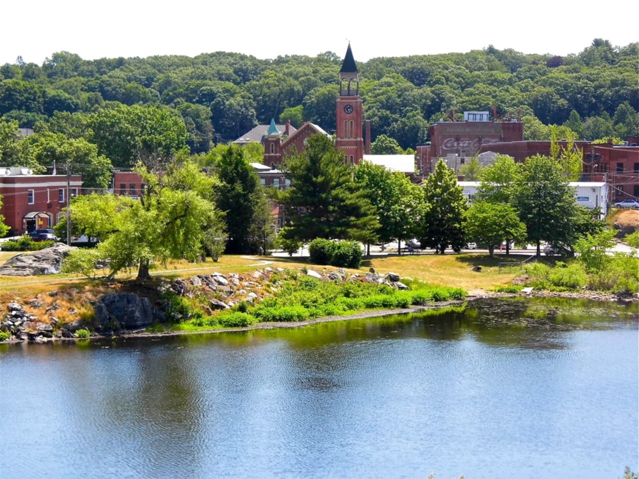 Connecticut inception-app-prod/NjllNDFiMmEtOGY5Mi00ZTI1LTliZTUtMzA3MDEwMmQyY2Fi/content/2019/07/putnam-water-view.jpg