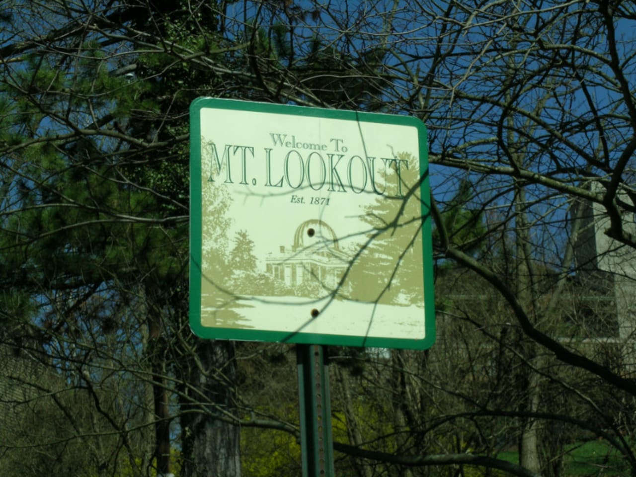 inception-app-prod/NzFlMTAwZDYtZDI3YS00NWM3LTk4NmItOGZjNDU2YWY1ZmIw/content/2016/12/Mt. Lookout Sign.jpg