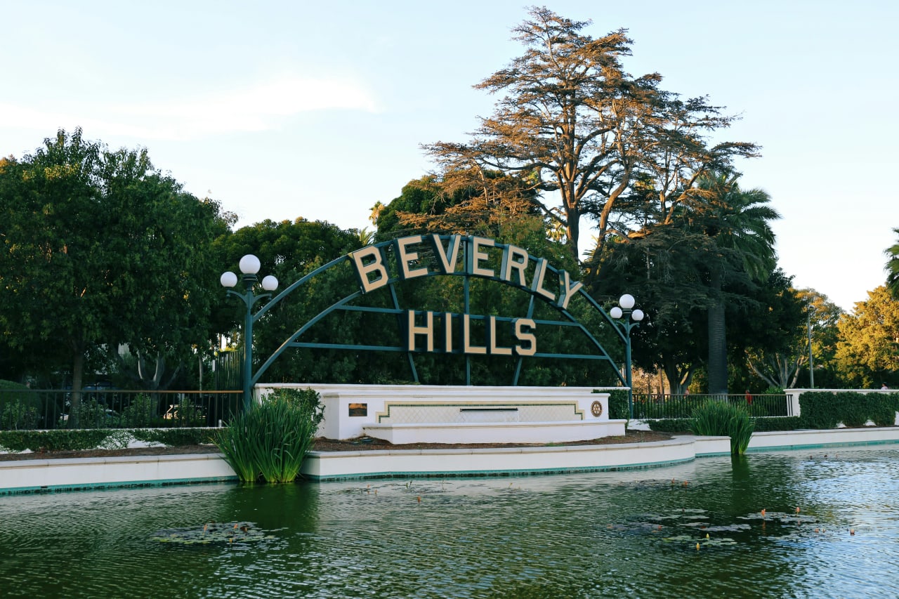 Beverly Hills Post Office inception-app-prod/NzdjOWQ0ODEtMGI3My00NzFmLWI0NjctMjc0ODNmYjdiOWE0/content/2026/08/5f24dab193beeb37d729885fdc3e7ce5fe170825.jpg