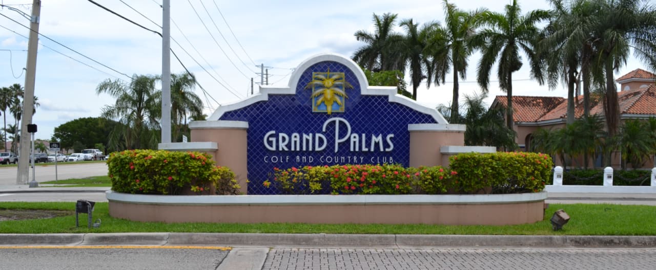 inception-app-prod/ODA4YzA4OTAtMGJmMy00ZWU3LWFhZTYtMjVlMGFhMWJiZjIz/content/2018/06/Grand Palms Entrance_1_Cropped-2.png