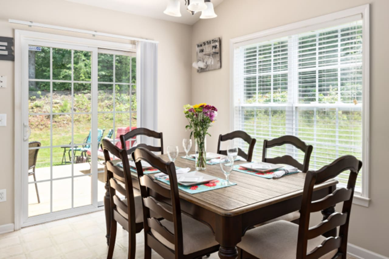 inception-app-prod/OGFmOWNiOGUtMzcxMi00ODZmLTlhYmQtZmE5OTBmNDRjOGE3/content/2019/03/Arrowwood at Reedy Fork Kitchen- Kylind Realty-3.jpg