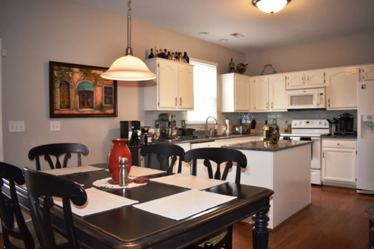 inception-app-prod/OGFmOWNiOGUtMzcxMi00ODZmLTlhYmQtZmE5OTBmNDRjOGE3/content/2019/03/Elderbush at Reedy Fork Kitchen- Kylind Realty-3.jpg