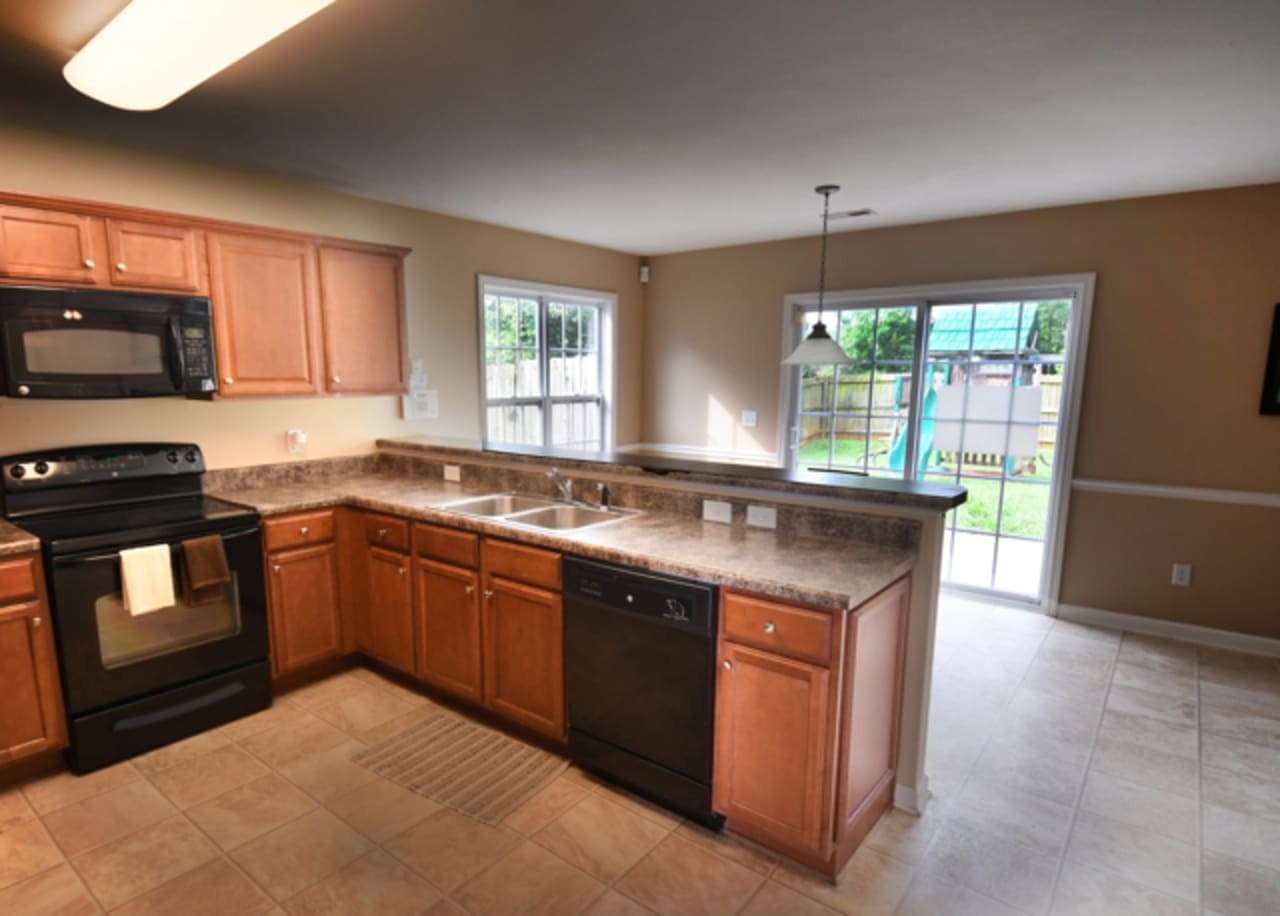 inception-app-prod/OGFmOWNiOGUtMzcxMi00ODZmLTlhYmQtZmE5OTBmNDRjOGE3/content/2019/03/Sycamore Glen at Reedy Fork Dining and Backyard- Kylind Realty-2.jpg