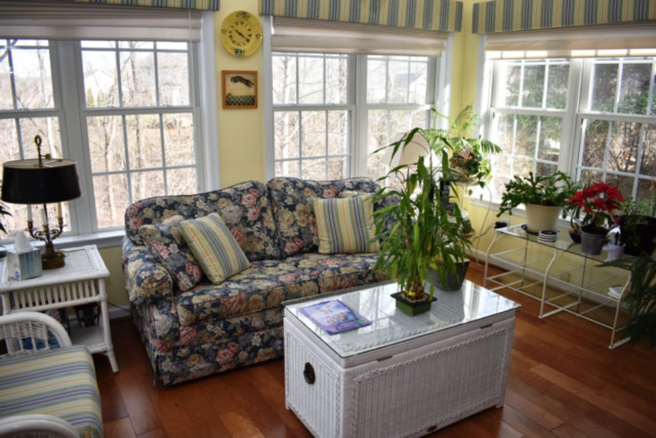 inception-app-prod/OGFmOWNiOGUtMzcxMi00ODZmLTlhYmQtZmE5OTBmNDRjOGE3/content/2019/03/Willow Creek at Reedy Fork Sun Room- Kylind Realty-2.jpg