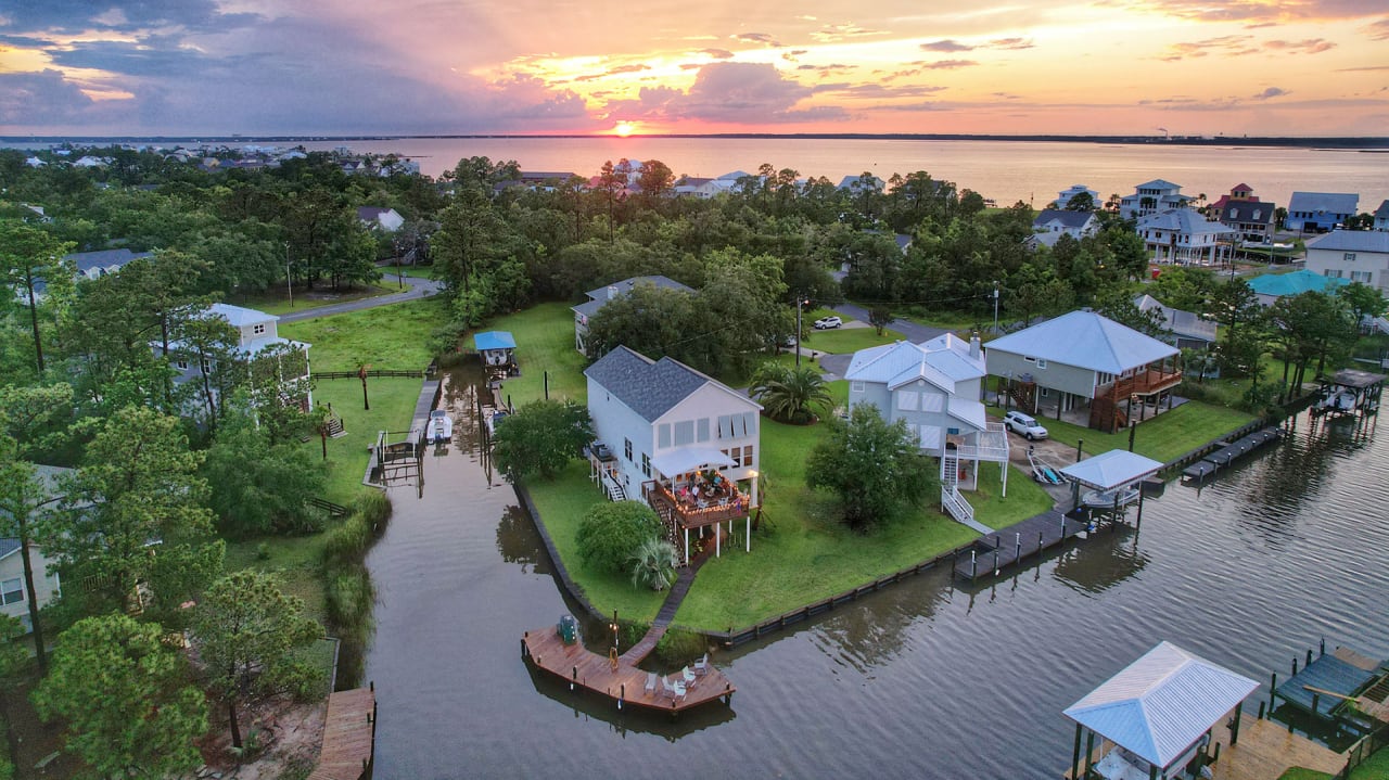 Waterfront Living inception-app-prod/OTM2YzhkZjQtMjIxMC00NGVhLWExYzItOTNhZDliMWYzZjhh/content/2024/05/0ddcef487fce2a271e22fd69b70d44a8ca44847d.jpg