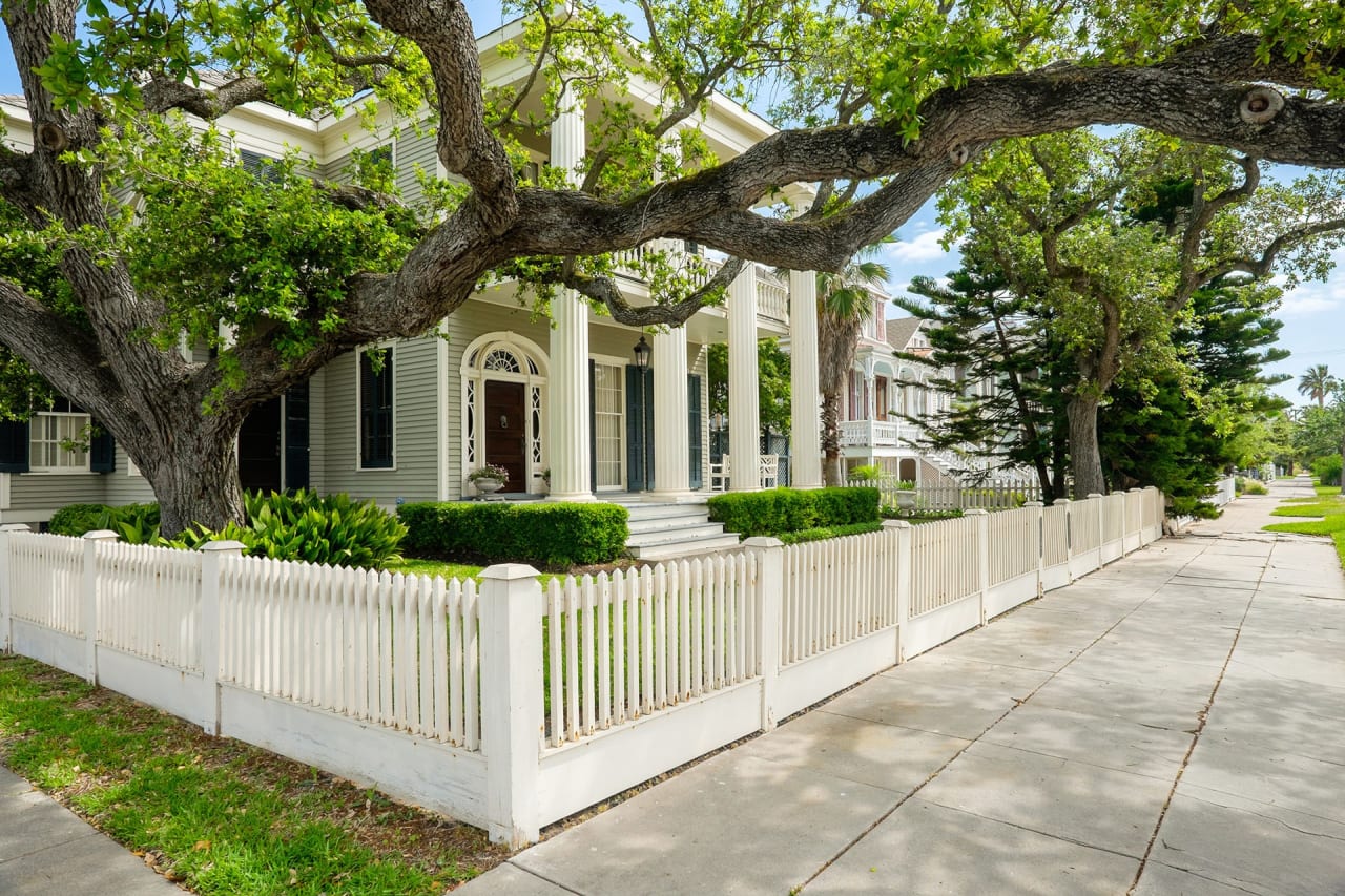 Walker inception-app-prod/Y2E5MGJiYWUtZGNkNy00MjIxLTk4OTktZjM0NmQwY2IyZTQ0/content/2021/02/shutterstock193362785.jpg