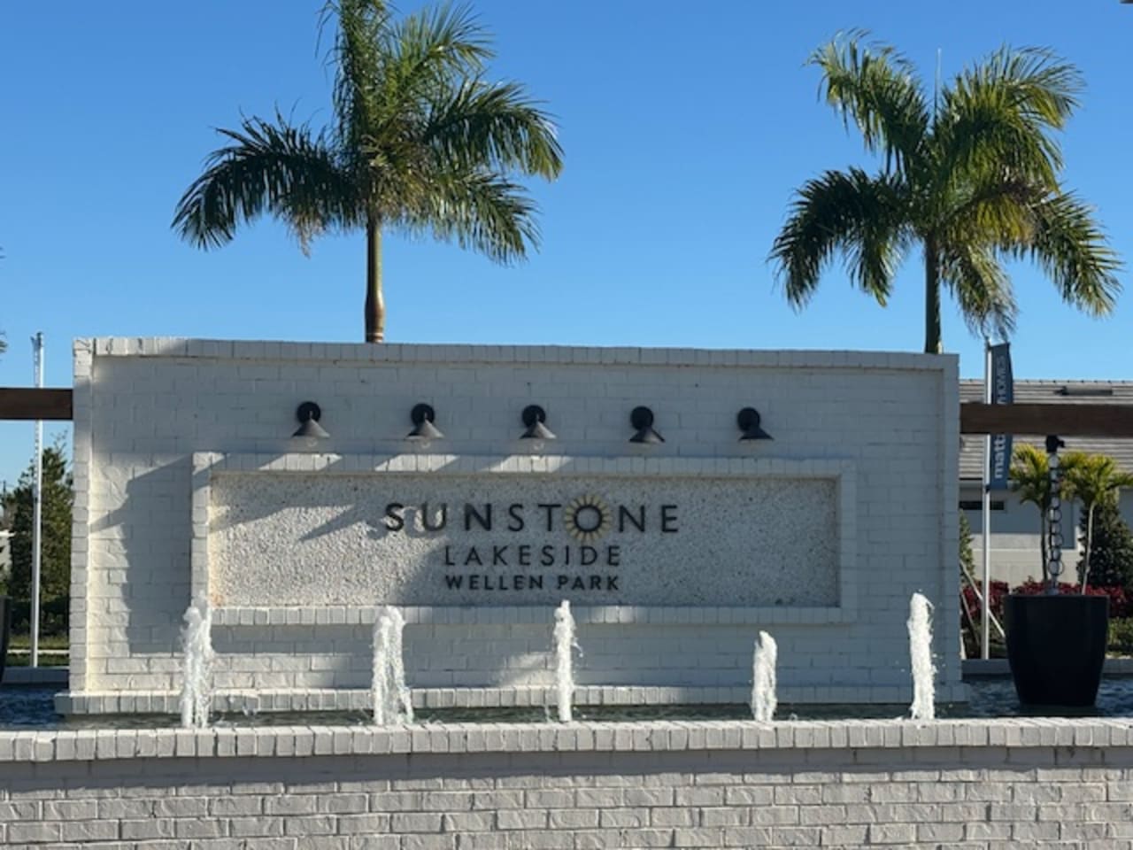 SUNSTONE LAKESIDE AT WELLEN PARK inception-app-prod/YjdkOTE4MTctZjlkZC00M2RmLTg5NDMtNDZjZTZmNDRjYzhi/content/2026/01/8d321ed7b06762ba5e75692e708d09ec1a9b5898.jpeg