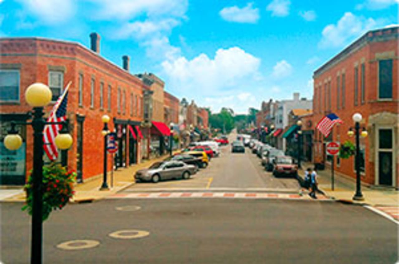 Living in Amherst inception-app-prod/YmIxYjdmNjgtOWRkNC00OGU4LTljMmQtMjRmYjg1NTVkYWQ2/content/2017/10/amherst-downtown.jpg
