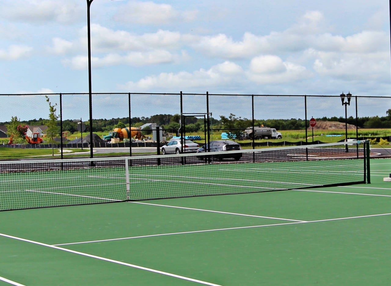 Bishops Landing inception-app-prod/ZGY1ZGViMmUtYzBhZi00YWVjLTlkZDEtY2Q1NDUzZjBmNzJl/content/2016/11/Bishop%27s Landing tennis2.jpg