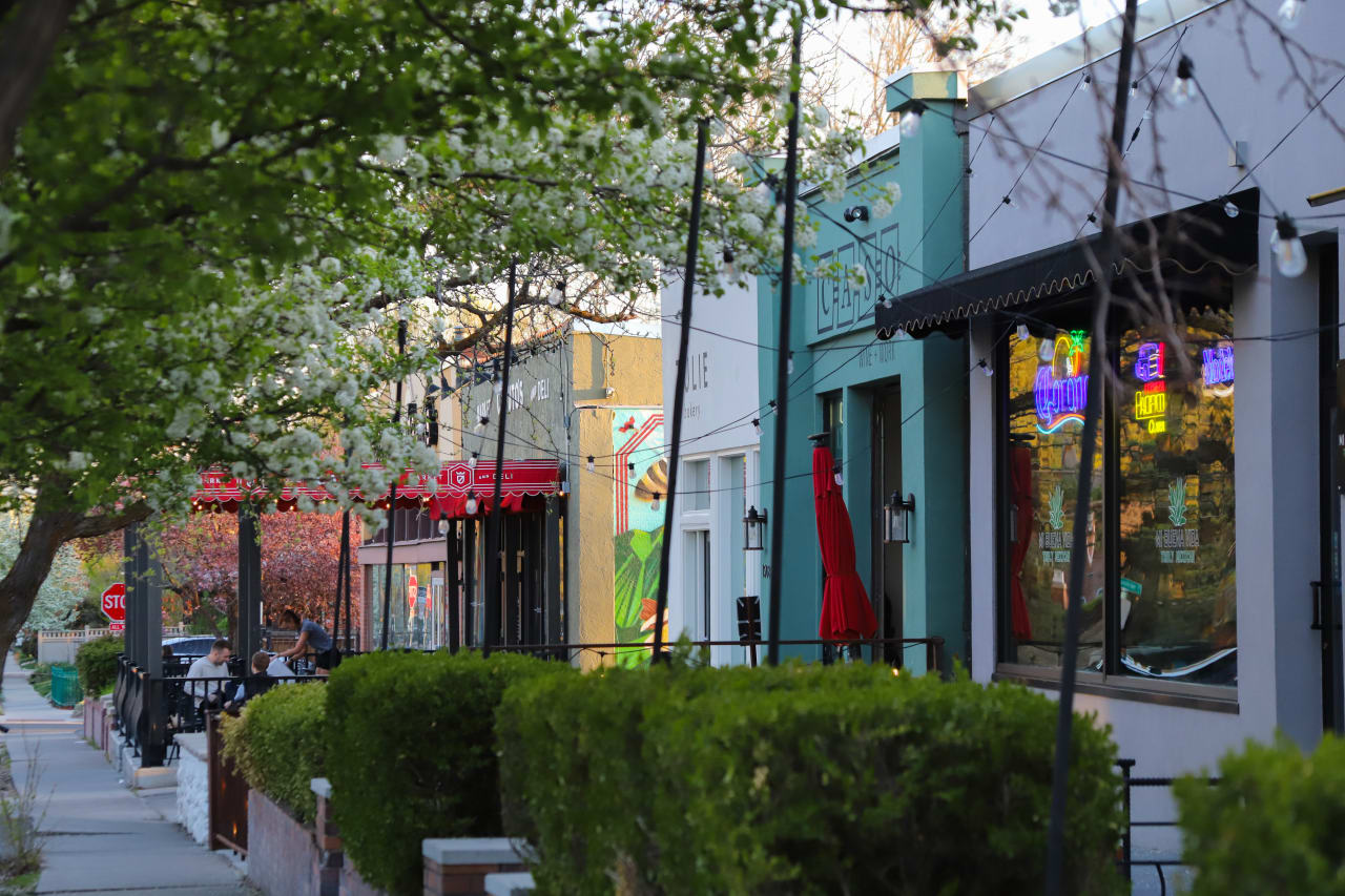 15th & 15th inception-app-prod/ZjZiZmM3MTAtMGIxOS00NGY2LWJhOGYtOWM4NWZiNDRhOTcy/content/2025/05/21a355f7855b50104c3a8c86d42f94ce4855d50f.jpg