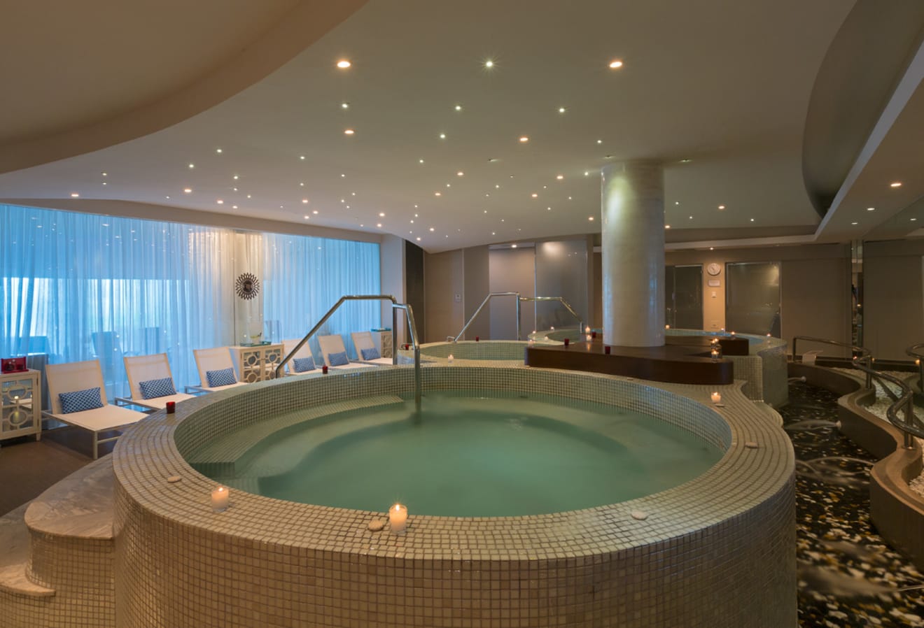 inception-app-prod/NDlmMGY2OWYtY2YxYy00NjQzLThiZDMtZjk2MWI3NDIzYjA3/content/2019/04/Panama - City Beach and Tropical Forest - PB  - Hot Tub.jpg