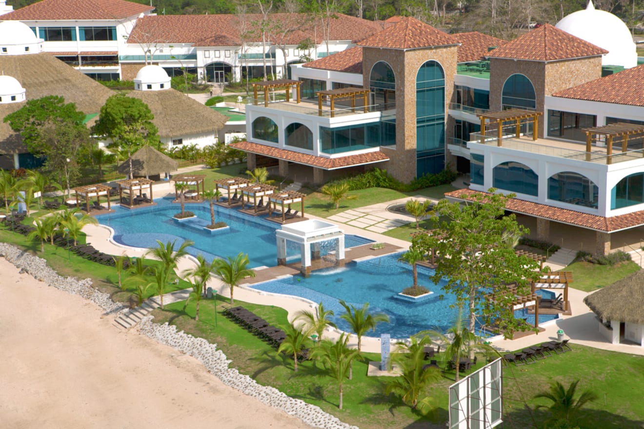 inception-app-prod/NDlmMGY2OWYtY2YxYy00NjQzLThiZDMtZjk2MWI3NDIzYjA3/content/2019/04/Panama - City Beach and Tropical Forest - PB  - Pool.jpg