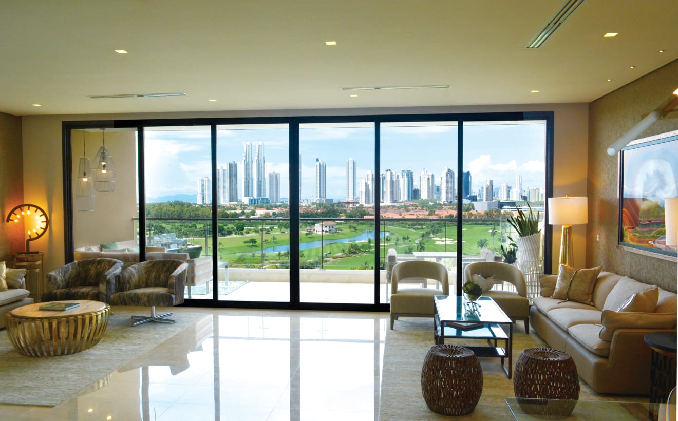 inception-app-prod/NDlmMGY2OWYtY2YxYy00NjQzLThiZDMtZjk2MWI3NDIzYjA3/content/2019/04/Panama - City Golf and Country Club -  LV - Golf Course View from a Livingroom-2.jpg