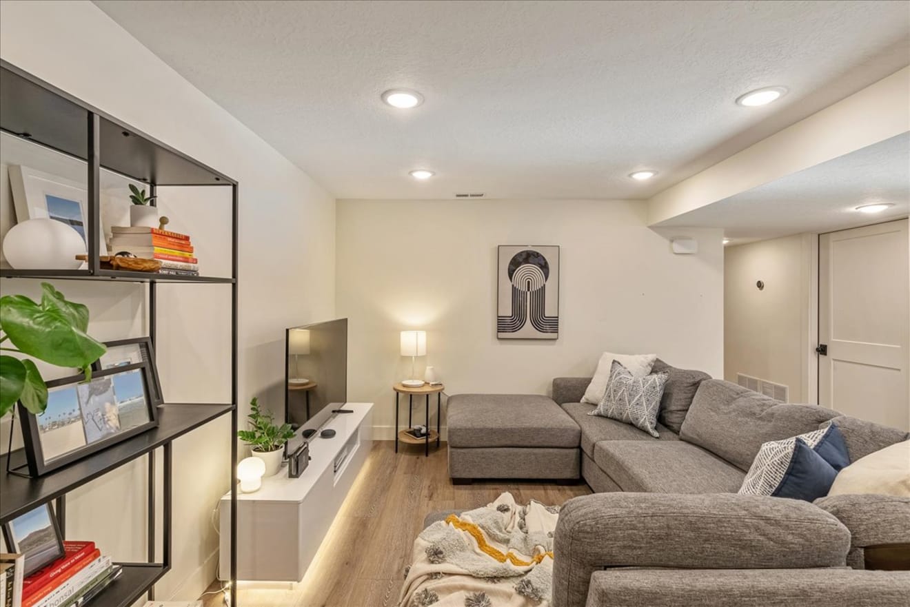 Your Beautiful Duplex in Sugar House inception-app-prod/ZjZiZmM3MTAtMGIxOS00NGY2LWJhOGYtOWM4NWZiNDRhOTcy/content/2024/09/4880fbb612d7e7e23f343da7aa61084dee8ac63f.jpg